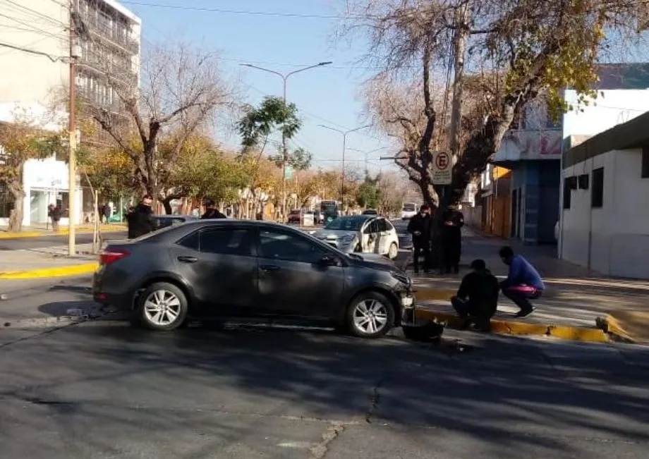 Siniestro vial dos autos chocaron en una tradicional esquina céntrica