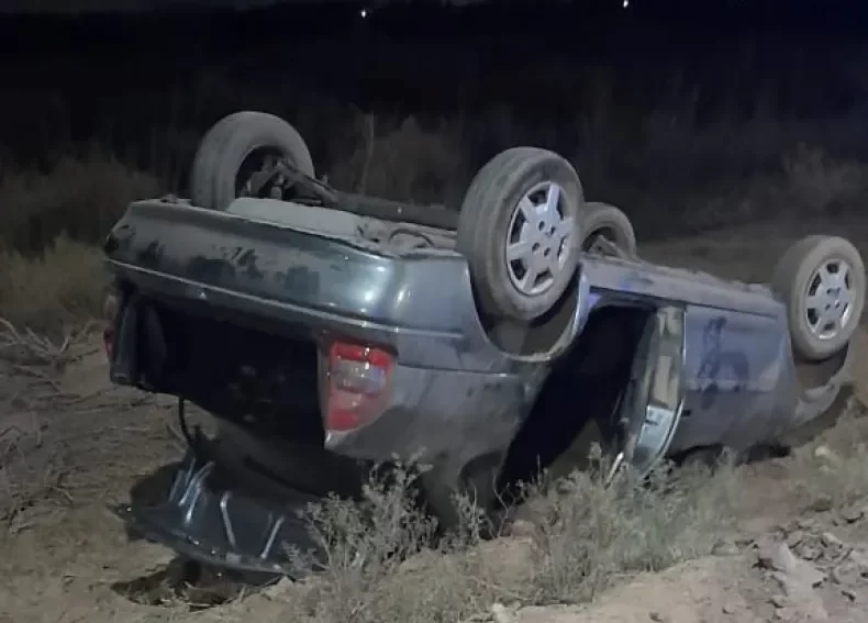 Un policía quiso rebasar a un motociclista con su auto y terminó