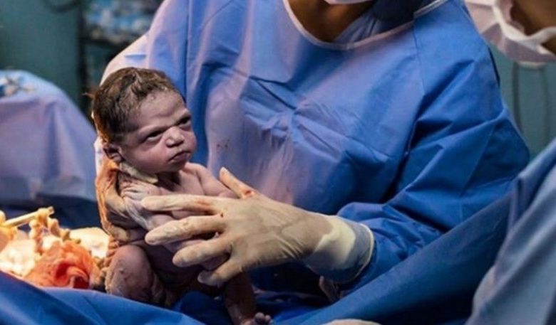 Nació para meme: la foto de una bebé con cara de enojada que es viral